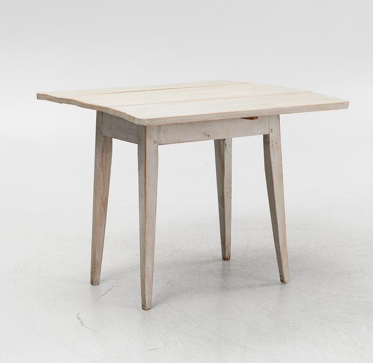 A drop-leaf table, 19th century.