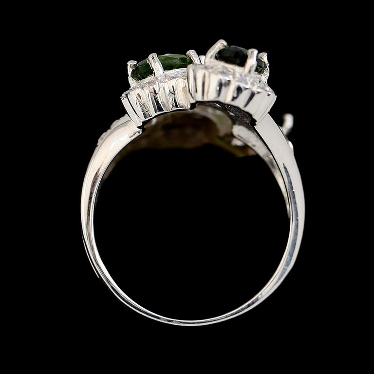 RING, sterlingsilver, vita safirer tot ca 0.85 ct, gröna stenar.