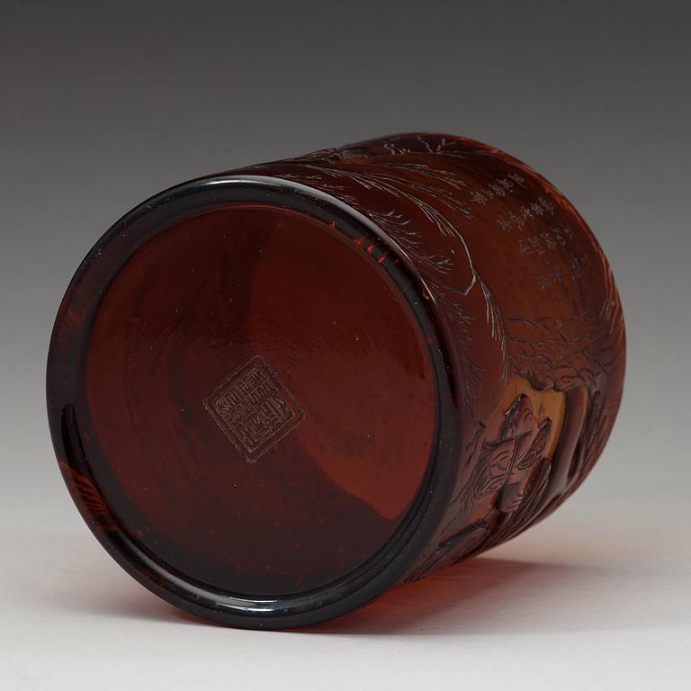 VAS, pekingglas. Kina, 1900-tal.
