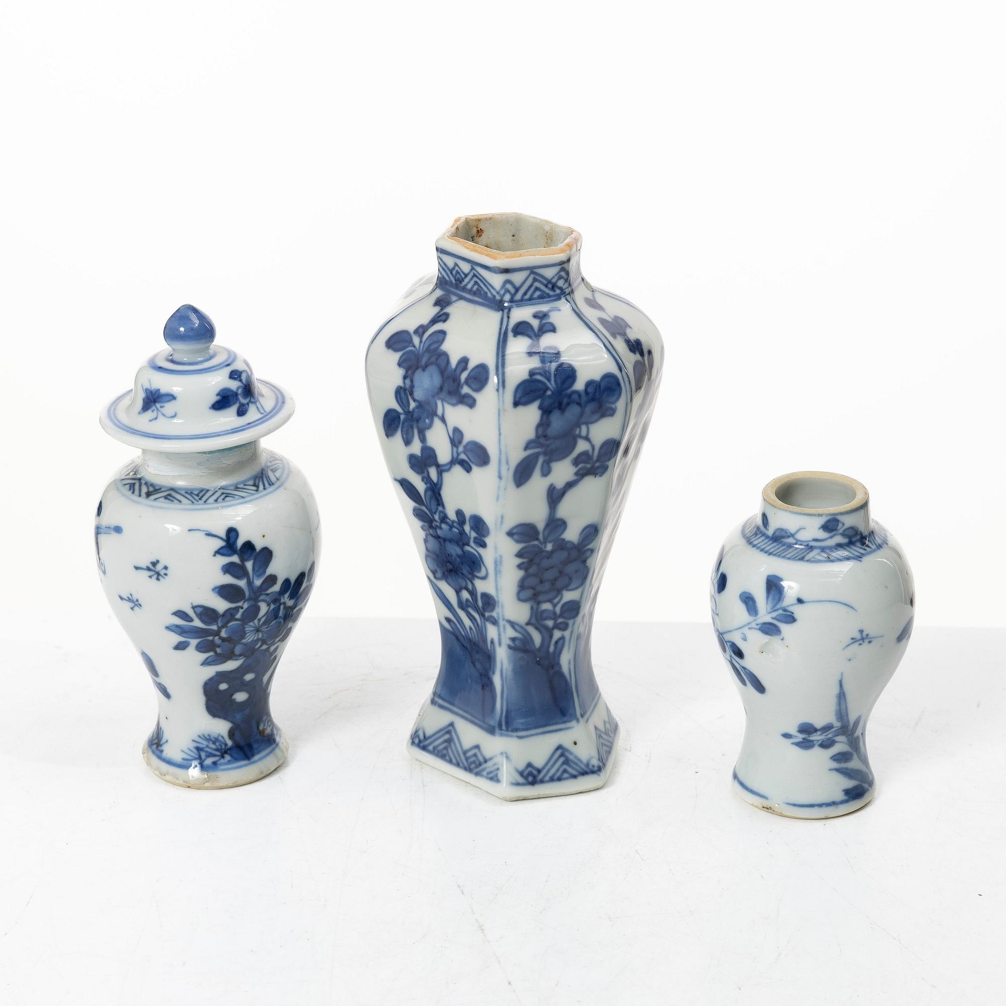 A group of three blue and white minitature vases, Qing dynasty, Kangxi (1662-1722).