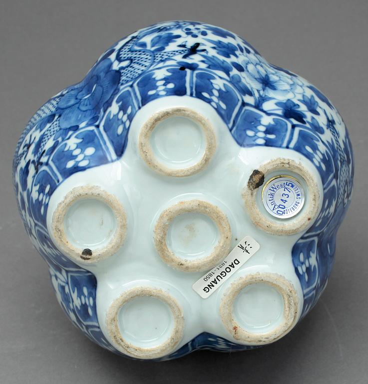 TULPANVAS, porslin, Kina, 1800-tal.