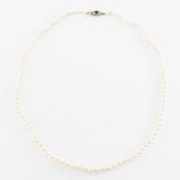 Necklace with graduated cultured pearls, clasp in 18K white gold set with a cabochon-cut emerald.
