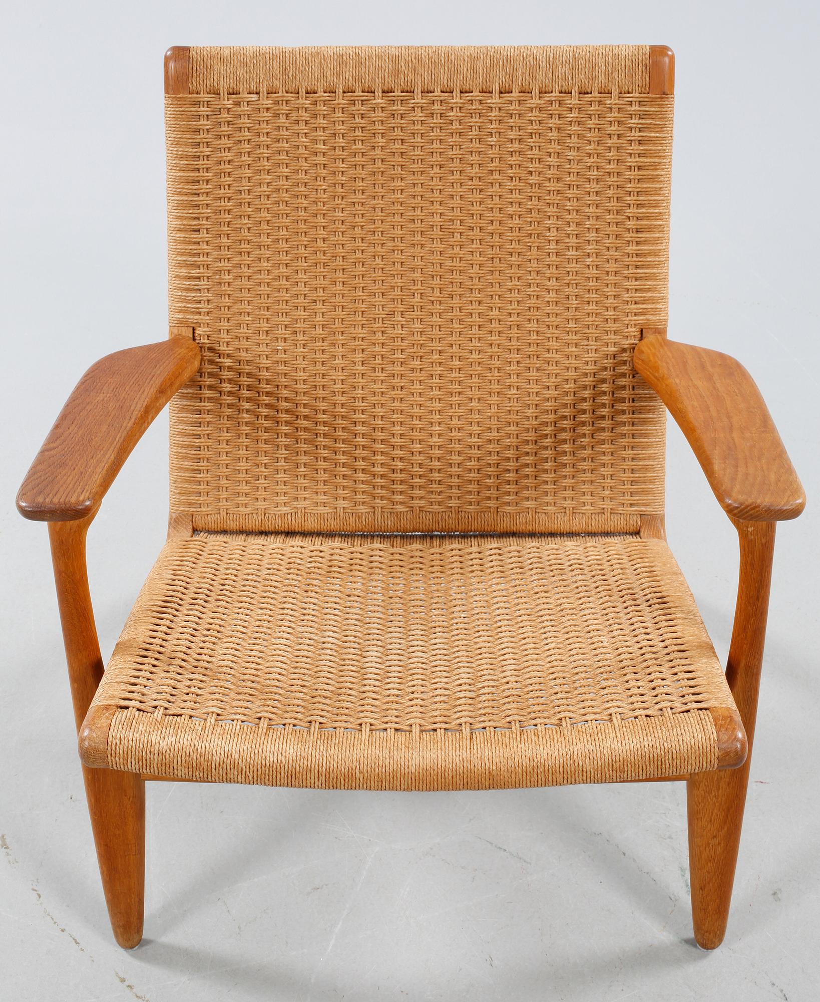 KARMSTOL, "CH-25", Hans J. Wegner, Carl Hansen, Danmark, 1900-talets andra hälft.