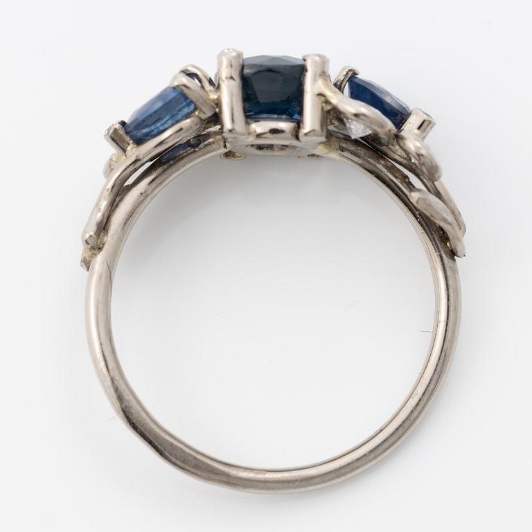 Ring, Mandelstam, 18K white gold with sapphires and brilliant-cut diamonds.