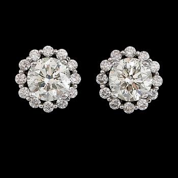 ÖRHÄNGEN, 1 par, 18 k vitguld, briljantslipade diamanter tot ca 2.49 ct.