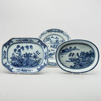 A set of three Qianlong blue and white porcelain plates.