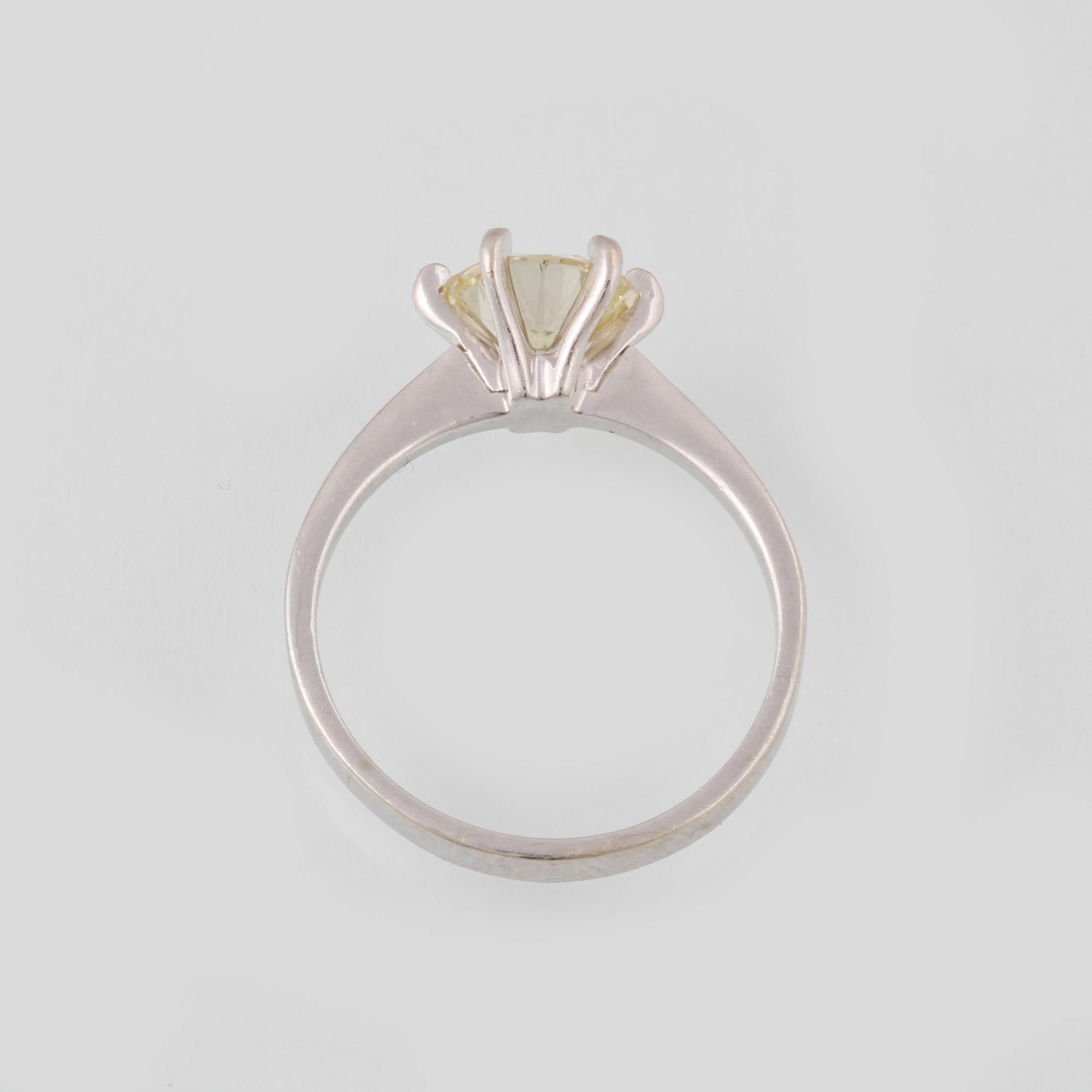 RING, vitguld med briljantslipad diamant ca 1.50 ct. Vikt 2,4 gram.