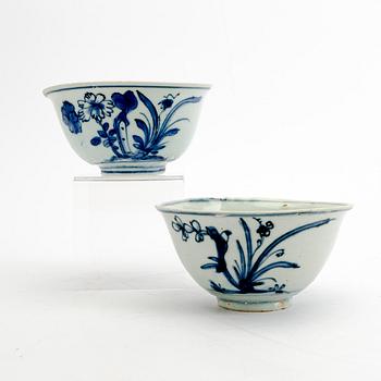 A pair of blue and white bowls, Ming dynasty, 17th Century.