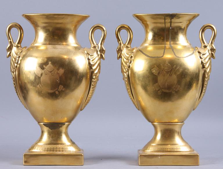 HÄNKELVASER, ett par, porslin, Alt-Haldensleben, Tyskland. 1800-/1900-tal.