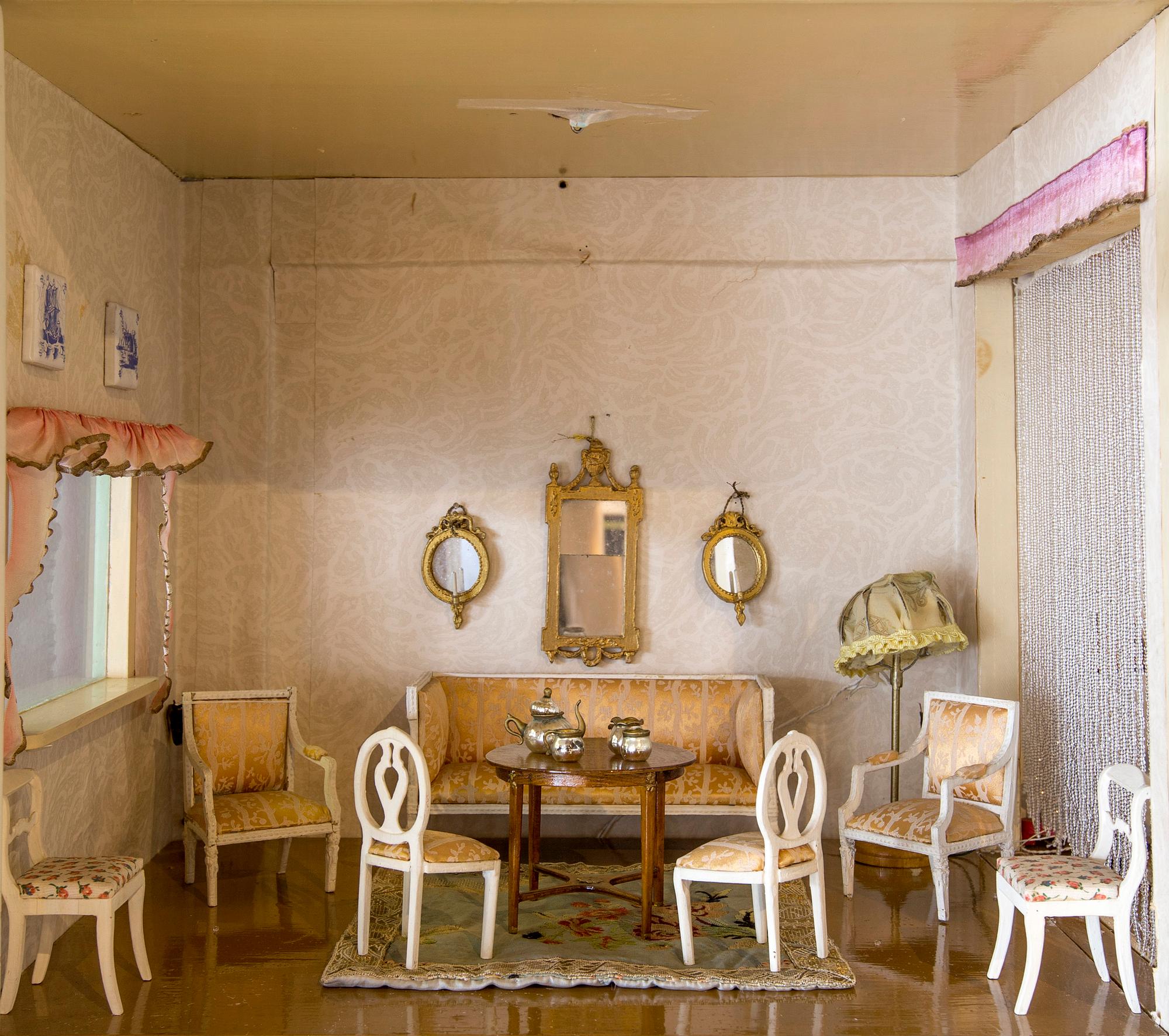 DOCKSKÅP MED TILLBEHÖR, bland annat Nolbyn och Nordiska Kompaniet, 1900-talets första hälft.