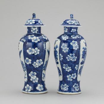 URNOR, ett par, porslin, Kina 1800-/1900-tal.