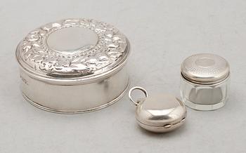 SAMLING SILVERFÖREMÅL, 3 del, England, sekelskiftet 1900. Tot vikt ca 164 g.