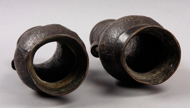 DEKORATIONSVASER, ett par, brons, Kina. 1800/1900-tal.