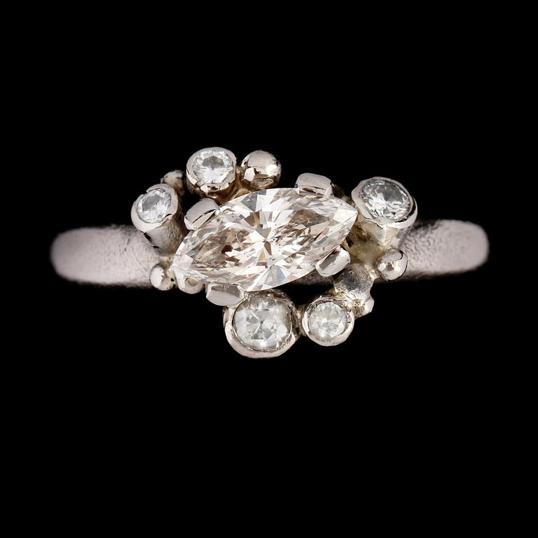RING, 14k vitguld med 5 briljantslipade och en navettslipad diamant. Vikt 13,7 g.