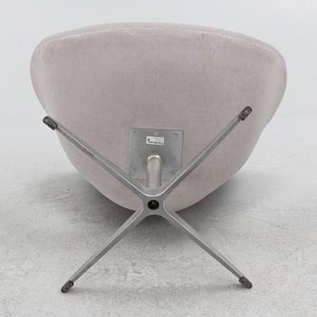 Arne Jacobsen, a "Swan" armchair, Fritz Hansen, Denmark, 2001.