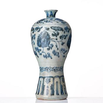 A blue and white Meiping vase and a bowl, 16th Century.