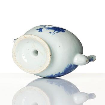 A blue and white cadogan 'immortals' tea pot, Qing dynasty, 19th century.