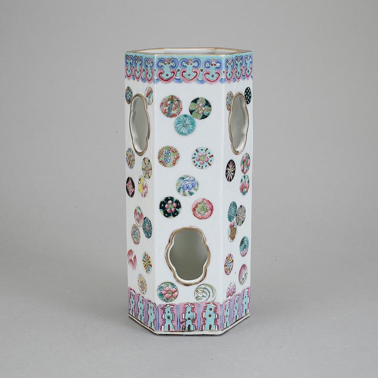 PERUKVAS, porslin, Kina, 1800-tal.
