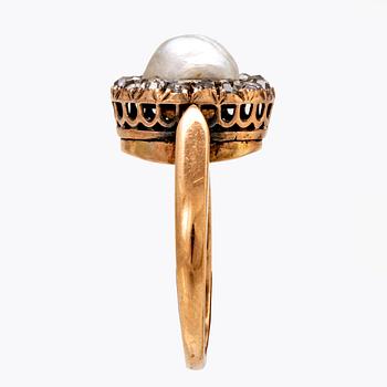 Ring 14K guld med 1 pärla ca 7 mm och rosenstenar.