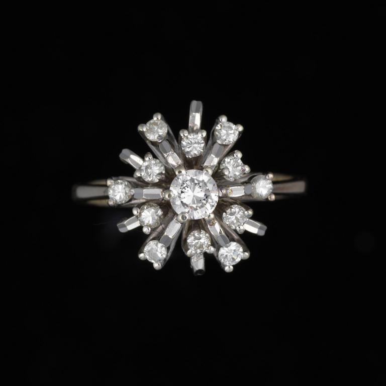 RING, 18K guld, diamanter. Vikt ca 5,4 g.
