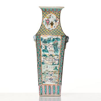 Vas, porslin. Qingdynastin, 1800-tal.