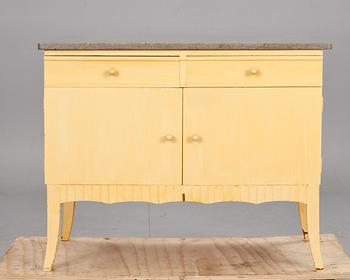 KOMMOD med kalkstensskiva, 1900-talets första hälft.