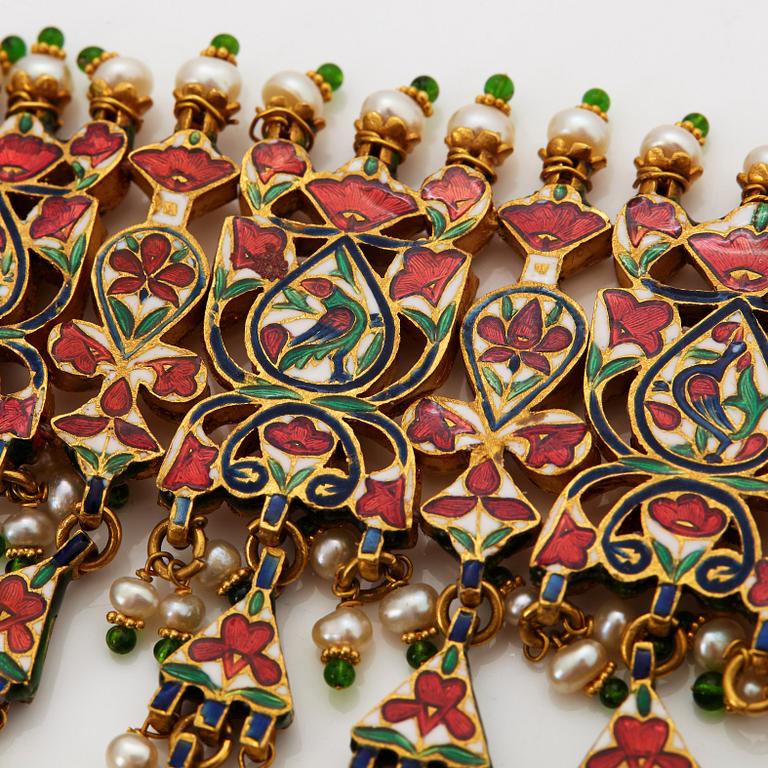 An Indian demi parure comprising a necklace and a pair of earrings.