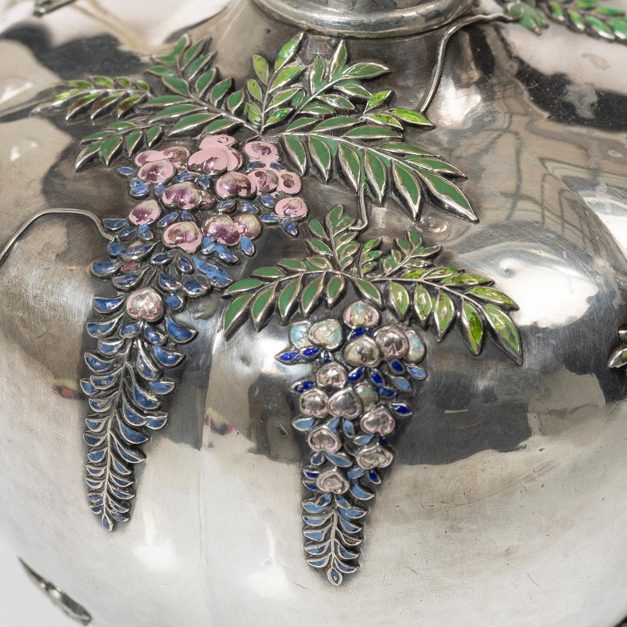 Vaser, ett par, silver, Japan, Meiji (1868-1912).