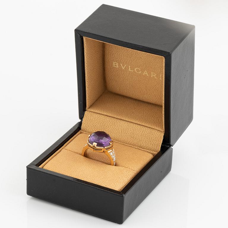 A Bulgari "Parentesi" ring in 18K gold set with faceted amethyst.