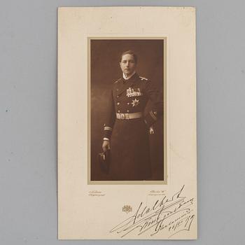 Tyska kungliga fotografier, 2 egenhändigt signerade, daterade 1899 och 1908.
