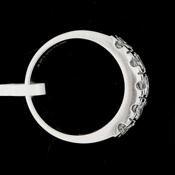 RING, 18k vitguld med briljantslipade diamanter tot ca1,35ct. Vikt 5,9g.