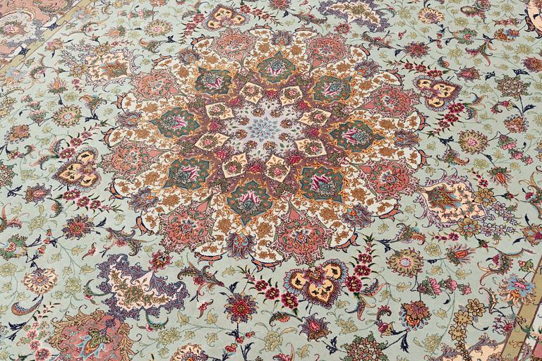 A Tabriz carpet, part silk, approx. 367 x 250 cm.