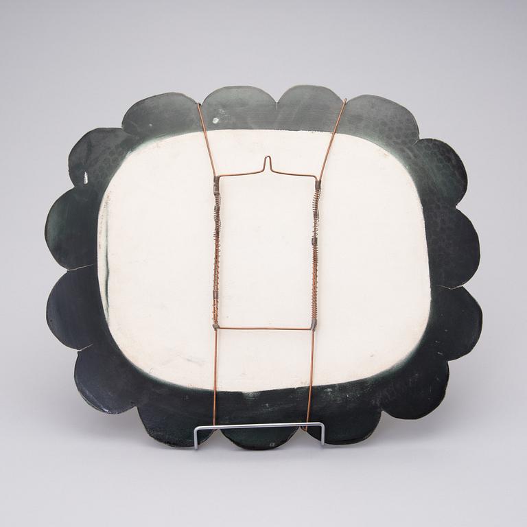 A CERAMIC DISH. Sunflower. Arabia, 1970s.