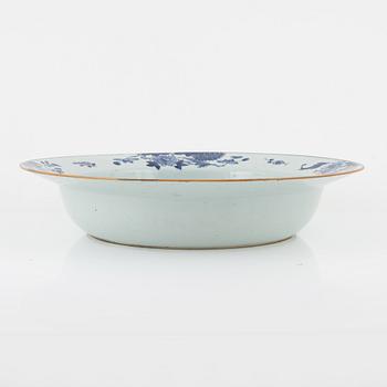A blue and white basin, Qing dynasty, Qianlong (1736-95).