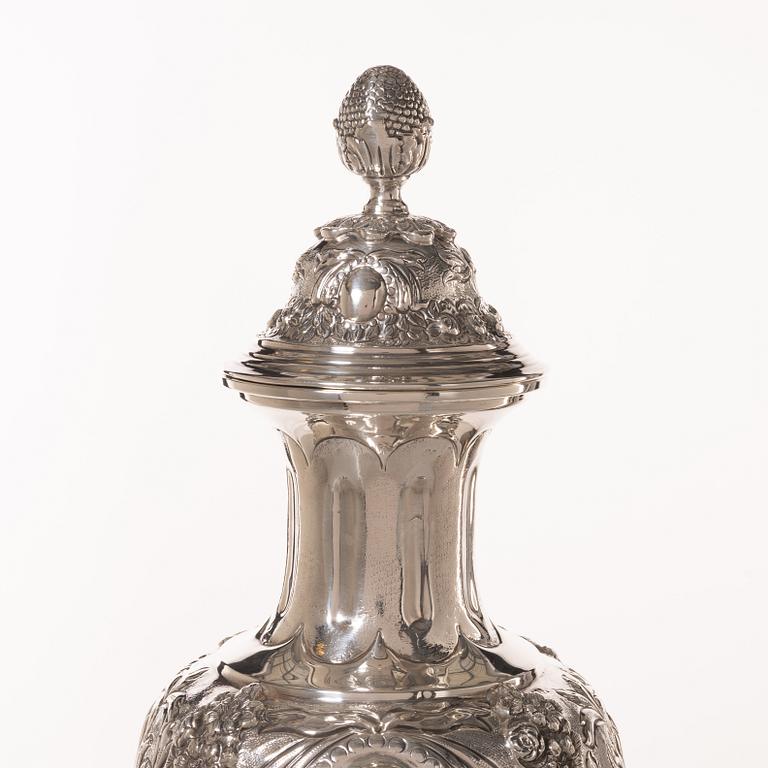 A silver lided vase, Louis XVI style, 20th century.