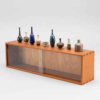 VÄGGVITRINHYLLA Söwe med 9 st MINIATYRER 1950/60-tal.