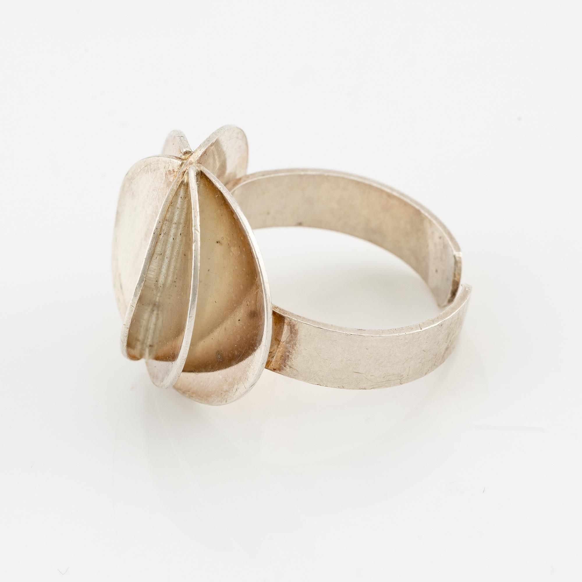 Ring and a pair of earrings, silver with pearls.