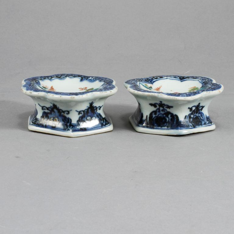 SALTKAR, ett par, porslin, Kina, 1700-tal.