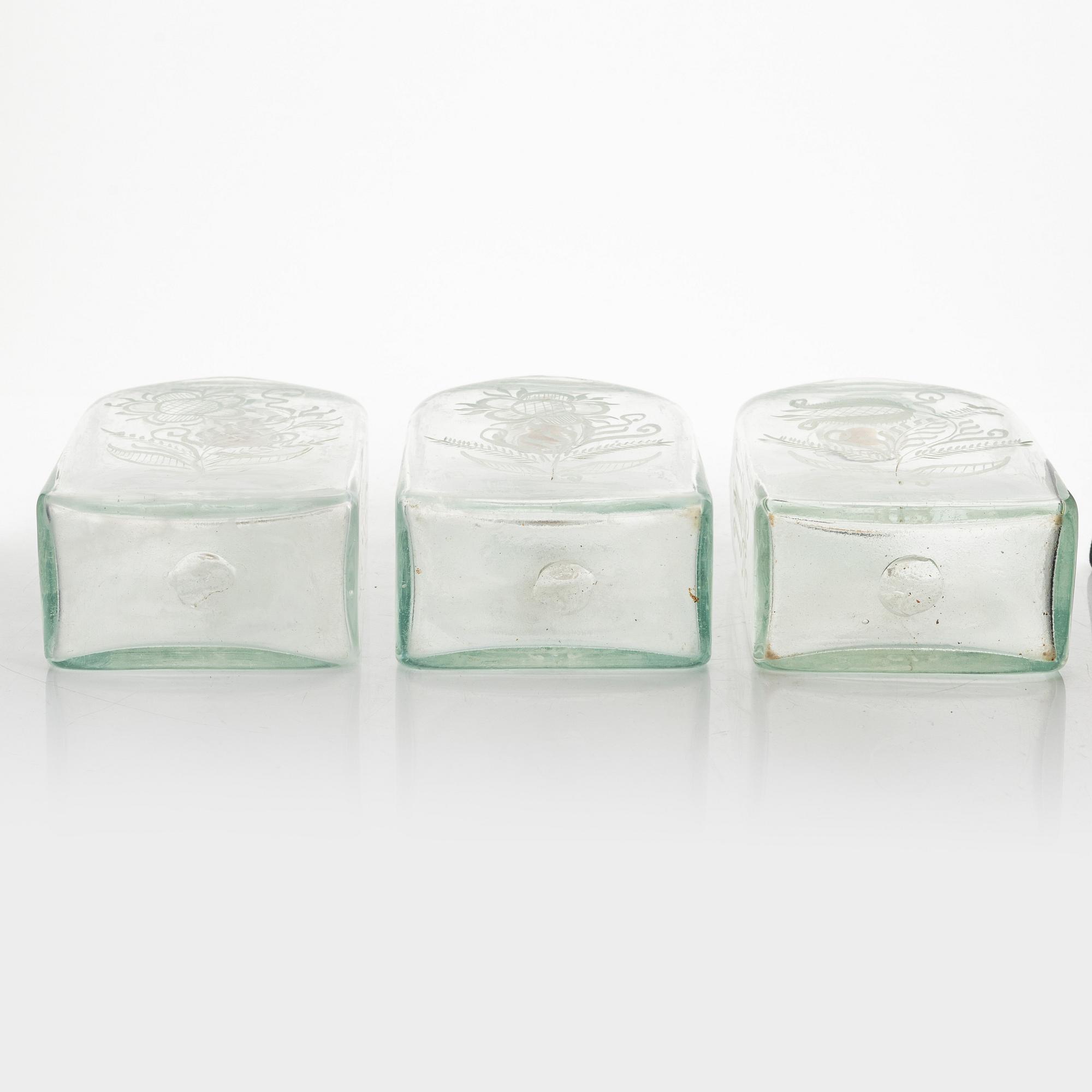 Brännvinsflaskor, 3 st, i schatull, Cederbergs Glasbruk, 1800-talets första hälft.
