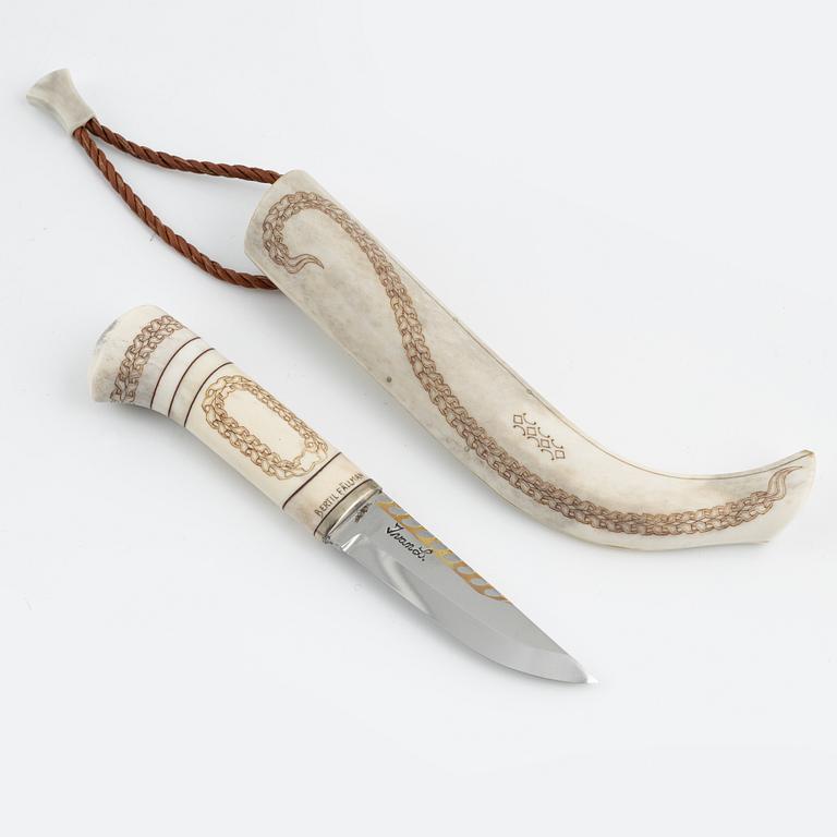 A reindeer horn knife by Bertil Fällman.