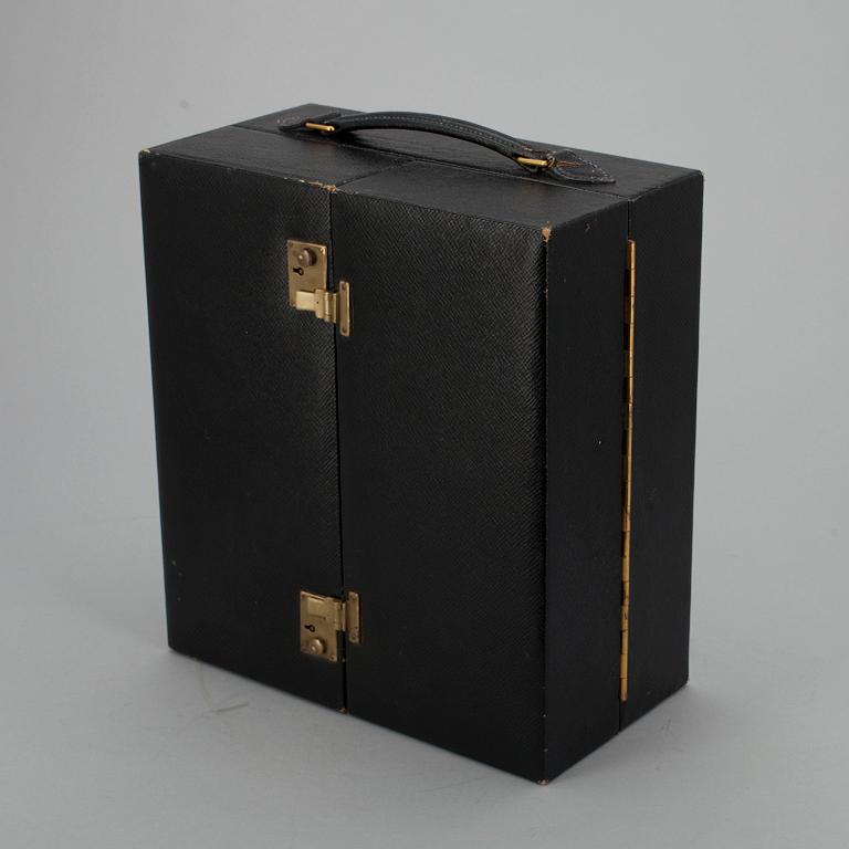 TOILETTESET I ETUI, 20 delar, förgyllt silver och glas. G.H. James & Co, London 1929.