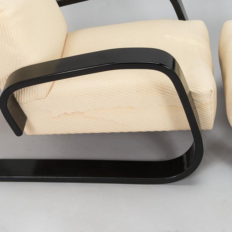 Alvar Aalto, a pair of 1970s armchairs 'Tank chair', model 400, for Artek.