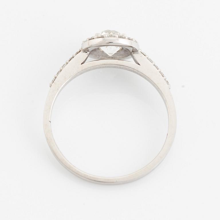 Ring med gammalslipad diamant och briljantslipade diamanter.