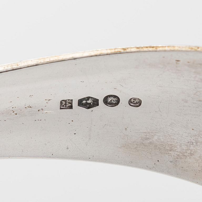 Serveringsbestick, 3 st, silver, Holland 1883-1975, och ostknappar, silver, Finland 1971.