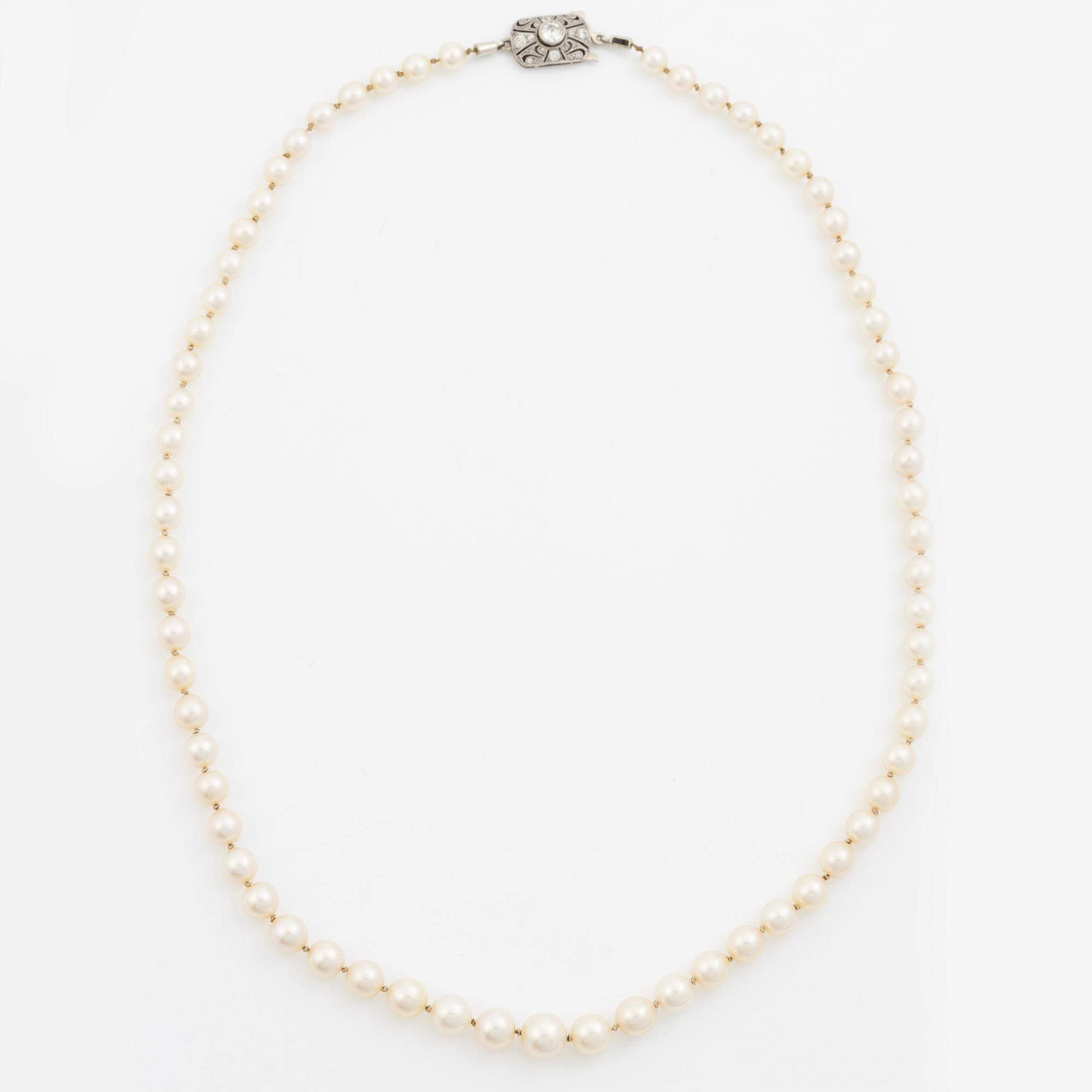 Necklace with graduated cultured pearls, clasp in 14K white gold set with old-cut diamonds.