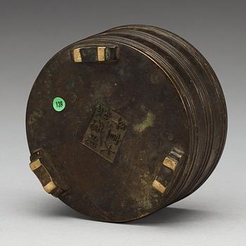 RÖKELSEKAR, brons. 16/1700-tal med Xuande sex karaktärers märke.