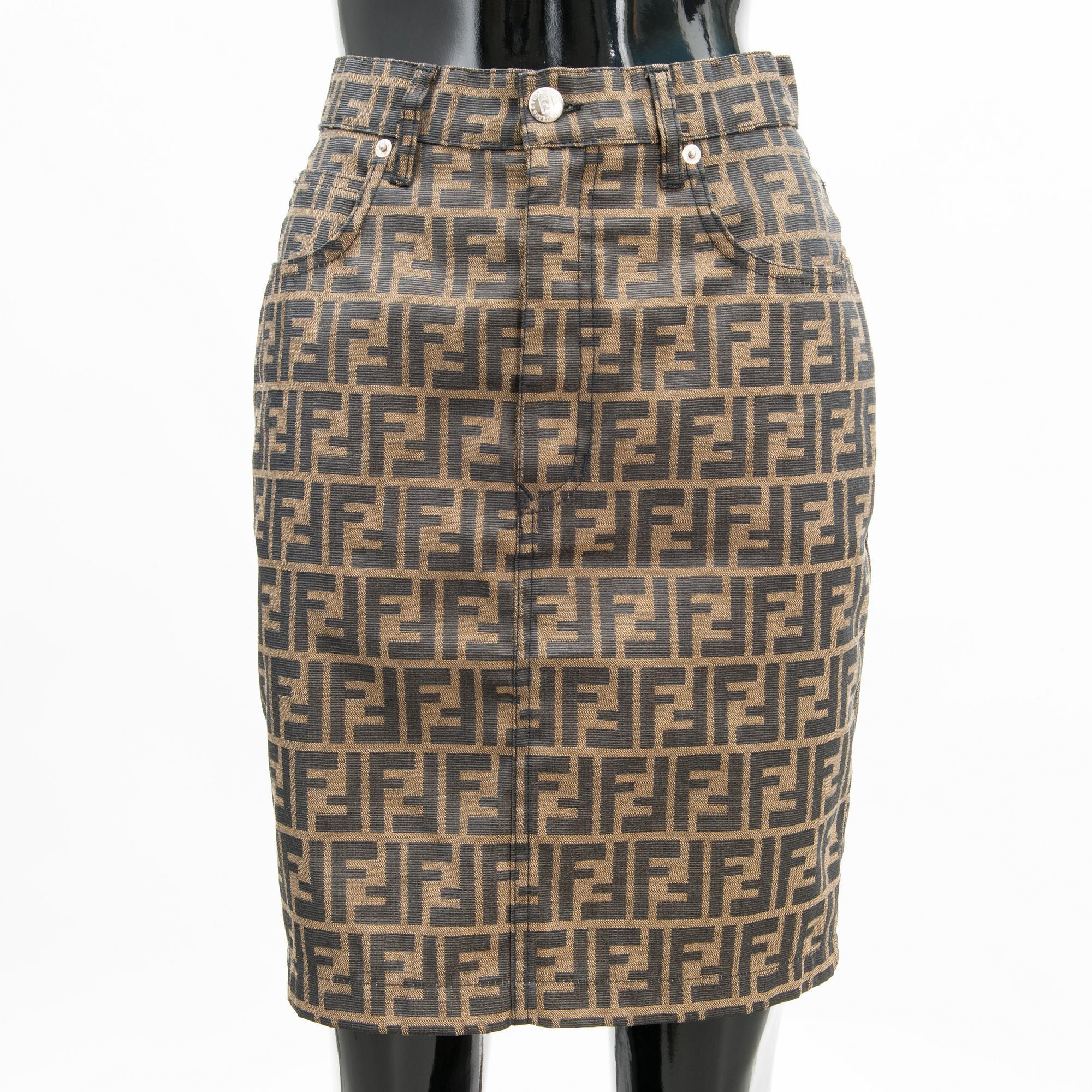 FENDI, KAKSI HAMETTA JA T-PAITA, koko 42(IT).