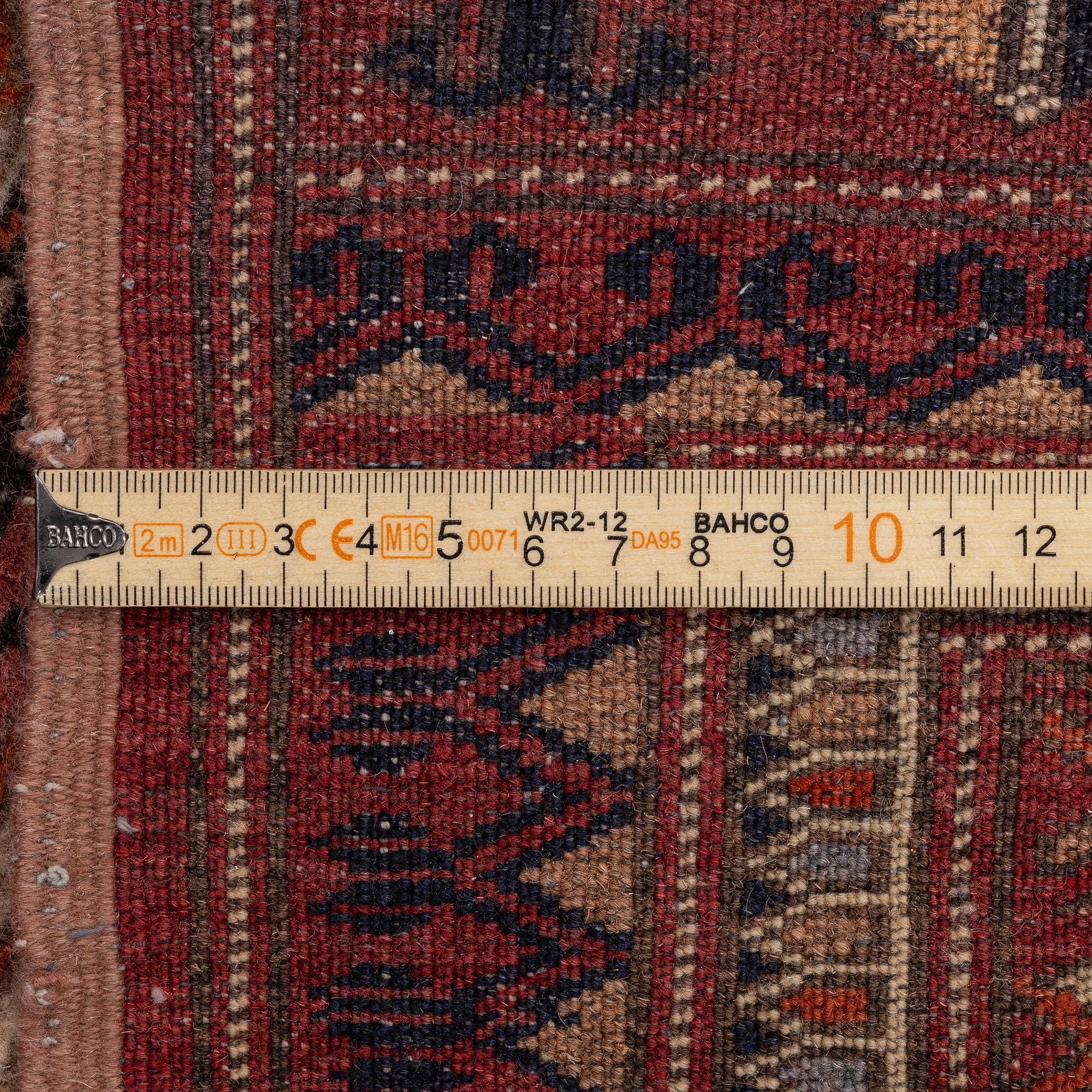 An oriental rug, a. 189 x 119 cm.