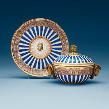 721. ECUELLE med LOCK och FAT, porslin. Meissen, Marcolinis period (1774-1814).