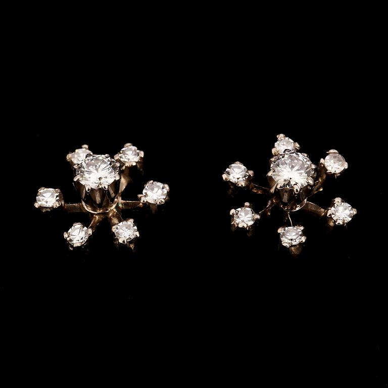 ÖRHÄNGEN, 18k vitguld med  2 briljantslipade diamanter och 12 åttkantslipade diamanter, tot ca 0.8 ct. Vikt 2 g.